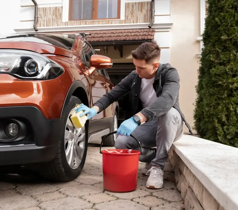 Lavage auto à domicile Couzon-au-Mont-d'Or : professionnel intervenant sur un véhicule